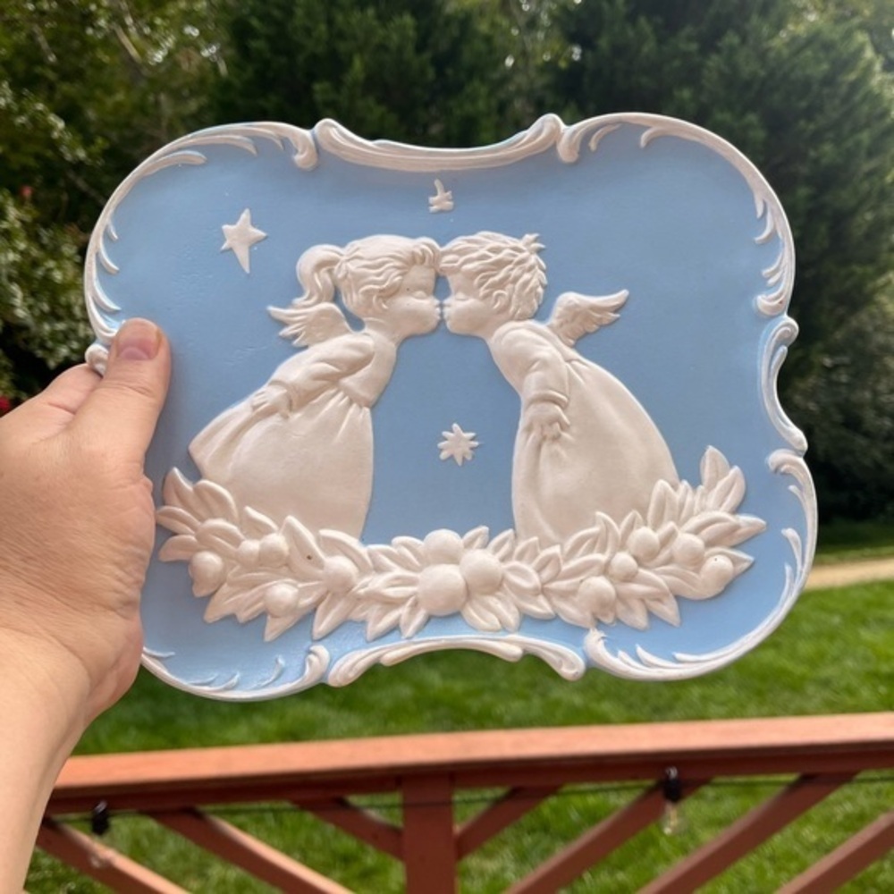 Vintage 3d embossing wall hanging, plague Angeles kissing scene